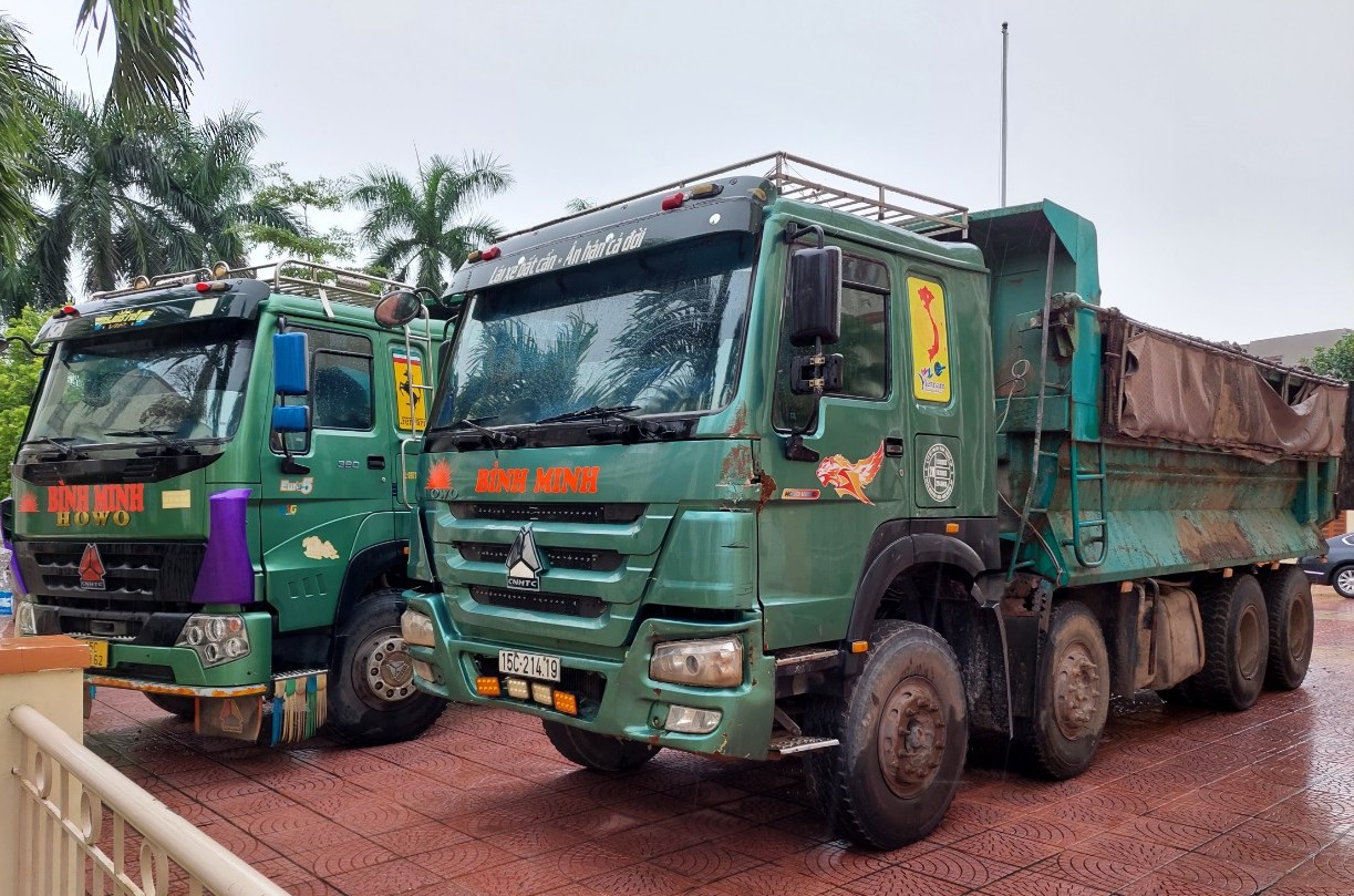 Công an xã Đặng Cương: Bắt giữ 2 xe tải đổ trộm chất thải